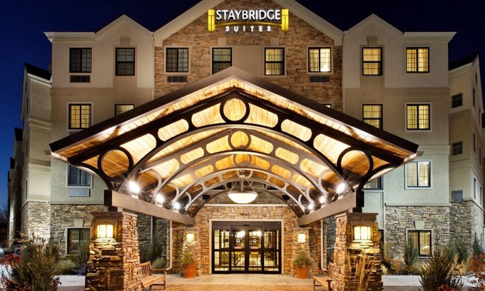 Rossford Condo | Relaxing Retreat Near Downtown Toledo! 24h Business Center + Free Breakfast!
