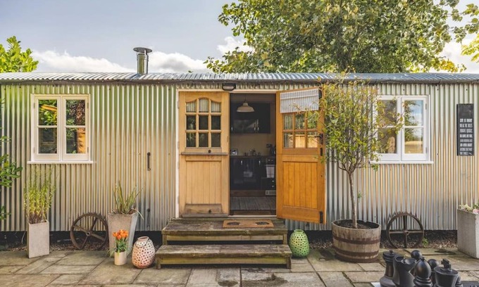 Maidenhead Apartment | Relaxing Retreat - The Shepherds Hut - Hot Tub