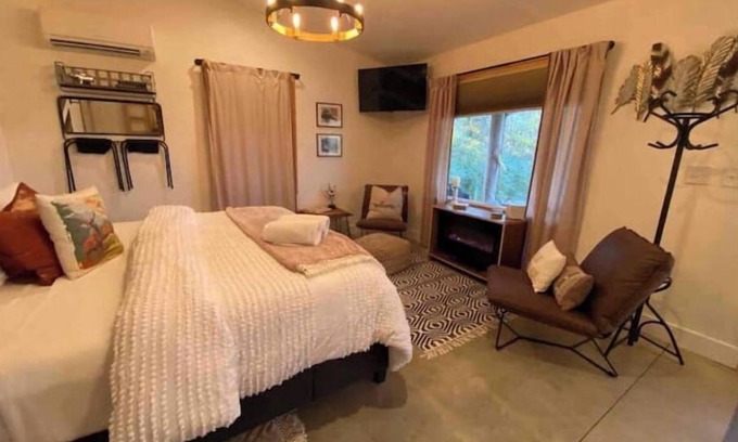 College Grove House | Relaxing Retreat, Farm Fresh Eggs & Pond Sunsets