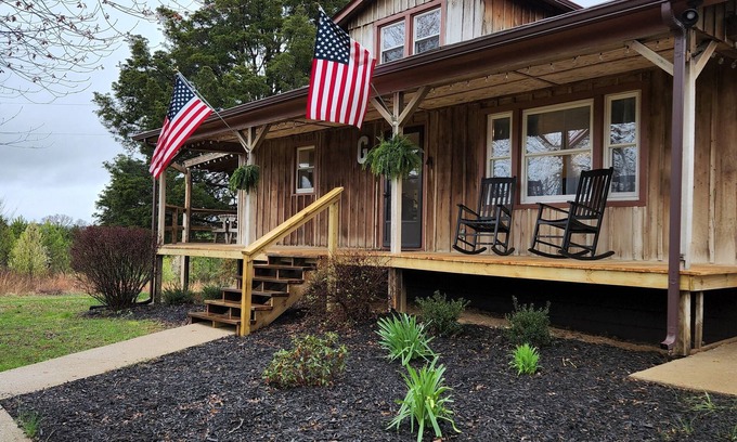 Lindseyville House | Relaxing retreat within miles from various activities