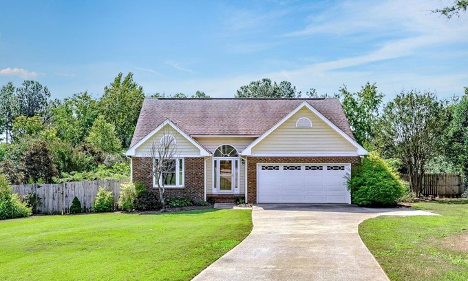 Apex House | Relaxing Retreat with Private Saltwater Pool – Spacious & Serene