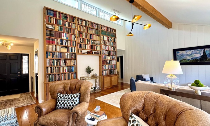 Burnsville House | Relaxing Riverfront View+Hot Tub+Fire Table+Fast WiFi+New Kitchen