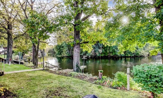 Howe House | Relaxing Riverside 10 Minutes to Shipshewana