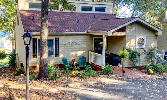 Waleska House | Relaxing, Romantic, Charming! Lovely Family Lake Home with Refreshing Lake View