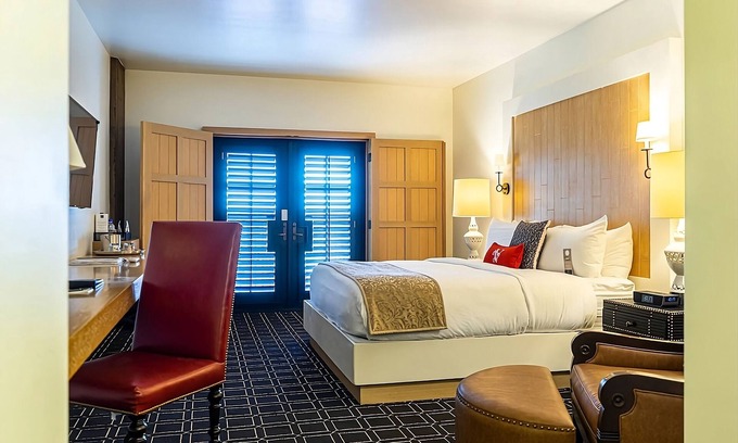 San Jose Hotel | Relaxing Room in Covetable Santana Row! W/Valet Parking, Outdoor Pool!