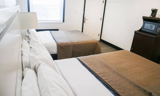 Ronks Hotel | Relaxing Room near Dutch Wonderland – Parking on Premises