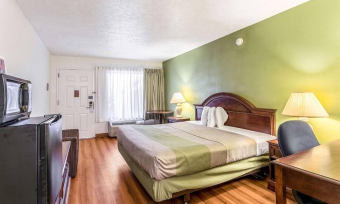 Edgewood House | Relaxing Room Near Ripken Stadium w/Free Breakfast & On-Site Restaurant