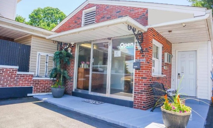 Ronks Hotel | Relaxing Room near Sight & Sound Theatre + Free On-Site Parking