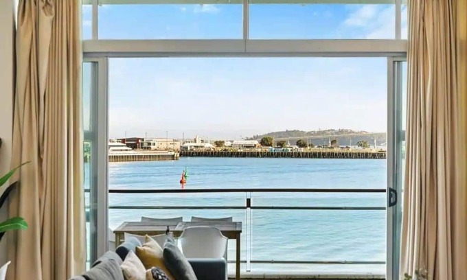 Auckland Central Business District Apartment | Relaxing Sea Wharf View Apartment by Zodiak Stays