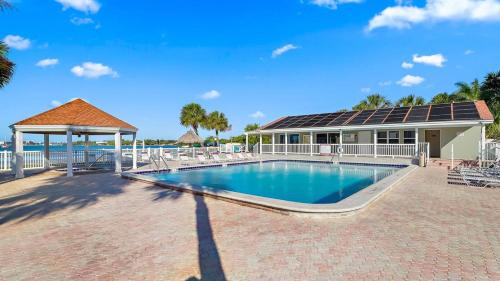 Bayview House | Relaxing Secluded Beachfront Paradise In Gulfport