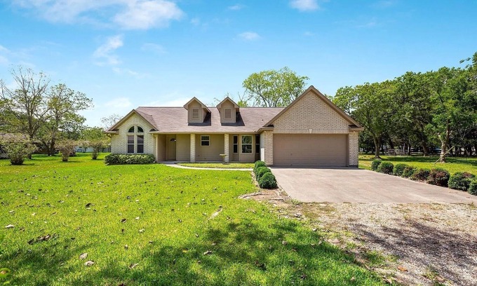 Santa Fe House | Relaxing single-family house on a 2-acre land between Houston and Galveston