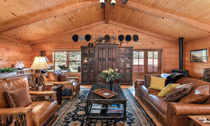 Carbondale House | Relaxing, spacious Rocky Mountain log retreat- convenient Roaring Fork location!