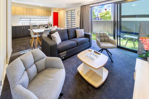 Riccarton Apartment | Relaxing stay across from Westfield mall Sleeps 6