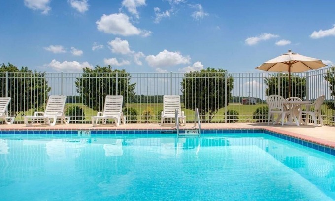 Saint Landry House | Relaxing Stay at Knights Inn Bunkie! Pool, Free Parking, Free Breakfast