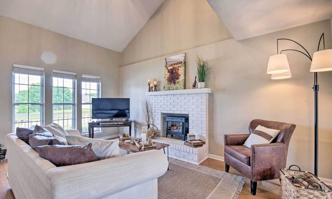 Columbia House | Relaxing Townhome, 4 Mi to Mizzou University!