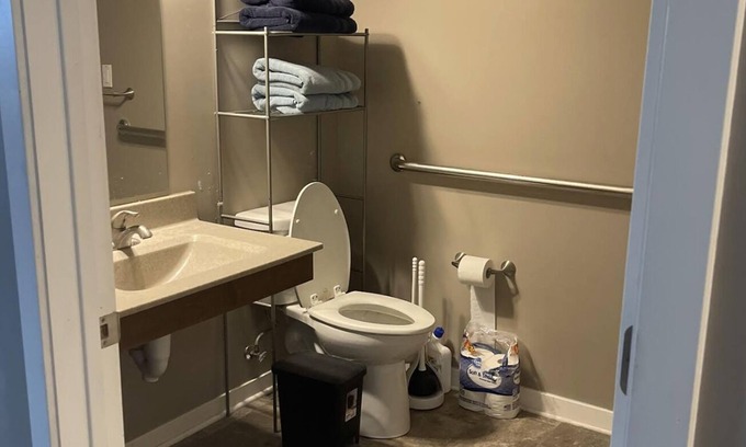 Mason City House | Relaxing townhome a few blocks from shopping and dining out!