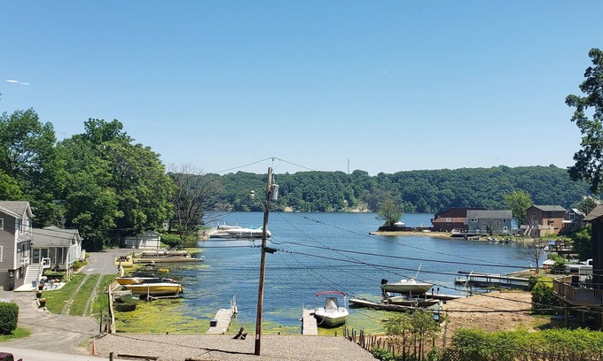 East Irondequoit House | Relaxing waterfront cottage on Irondequoit Bay