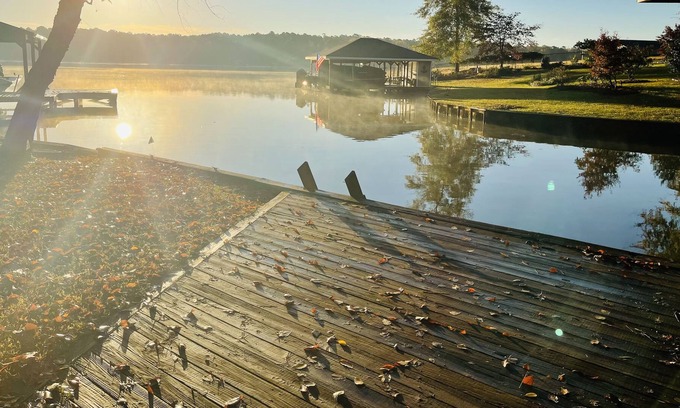 Lake Oconee Cottage | Relaxing waterfront getaway on Lake Sinclair