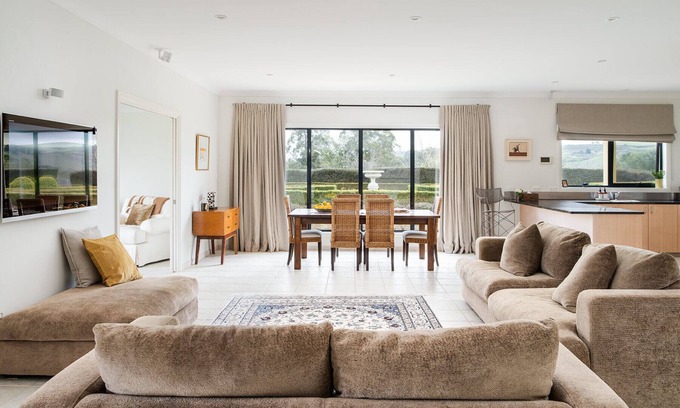 Relbia Villa | Relbia Retreat - Luxury Villa mins to Launceston