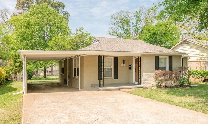 Tyler House | Relocation & Pet Friendly 2BR | Extended Stay Home