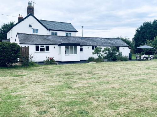 Thornton-le-Moors House | Remarkable 1-Bed Cottage in CHESTER