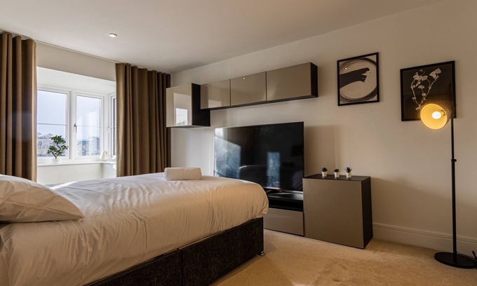 Pontefract House | Remarkable 4-Bedroom 3-Bathroom House