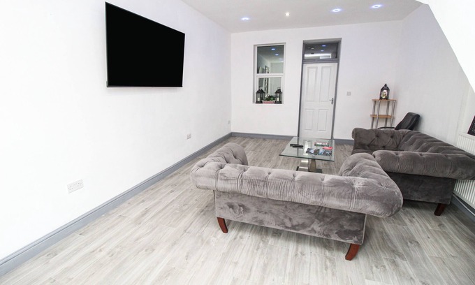 Bradford House | Remarkable 4-Bed House in Bradford
