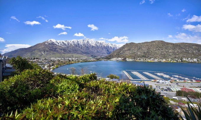 Frankton House | Remarkable Views 3 bedroom - lake & mountain views