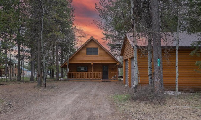 Island Park House | Remington Reload by KABINO Hot Tub FirePit Roku Big Yard Driveway Grill WiFi Trails