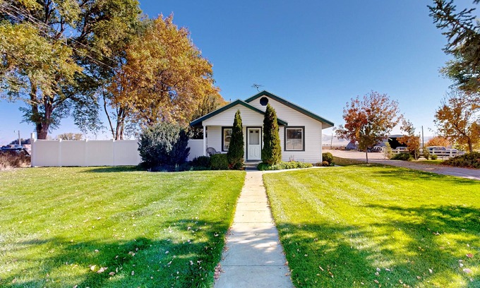 Burley House | Remodeled 2-story historic home near river with grill, washer/dryer, heat, & AC