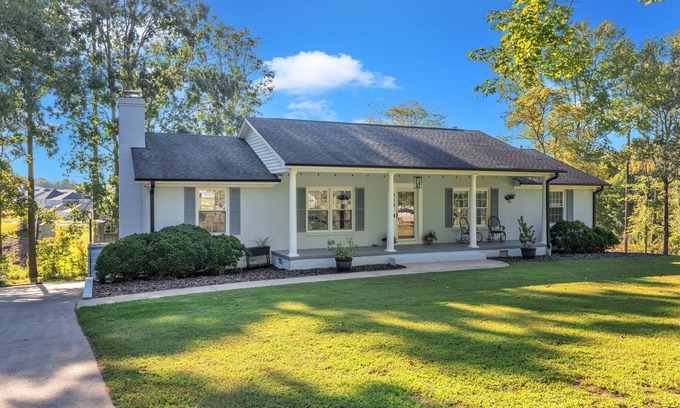Durham House | Remodeled 3,000 sf 3-bedroom smart home in Durham. Quick to RDU & Downtown