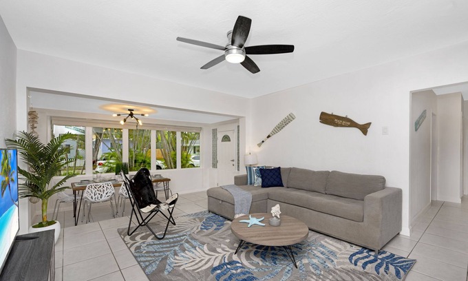 Parkside Apartment | Remodeled! 3/2 tropical retreat ★ Beach and shops