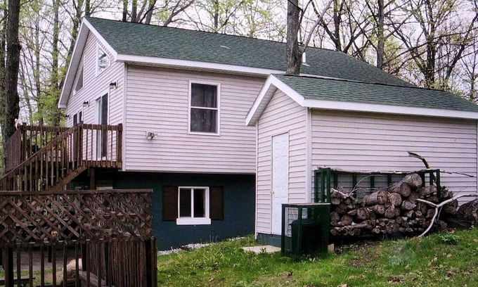 Le Roy Cottage | Remodeled 3BR 2BA Beachfront Cottage, Pet Friendly. All-Sports Lakefront