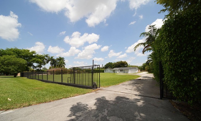 Horse Country House | Remodeled 4 large bedrooms & 3 full bath gated house on a 1.1 acre land in Miami