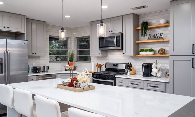 Shearer Hills - Ridgeview House | Remodeled 5BR Home In the Perfect Central Location!