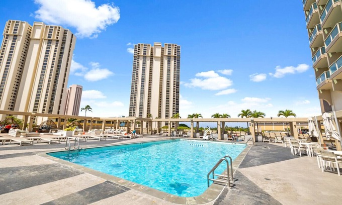 Ala Moana Apartment | Remodeled Ala Moana Studio | Pool + Ocean Views