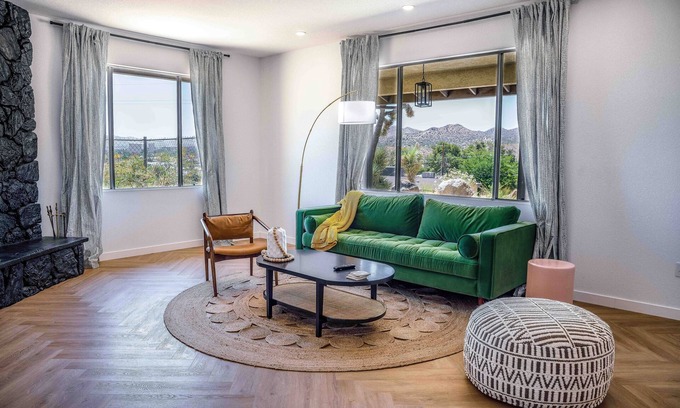 Yucca Valley House | Remodeled and intimate desert home - quiet relaxation and 10 Min. to Pappy's!