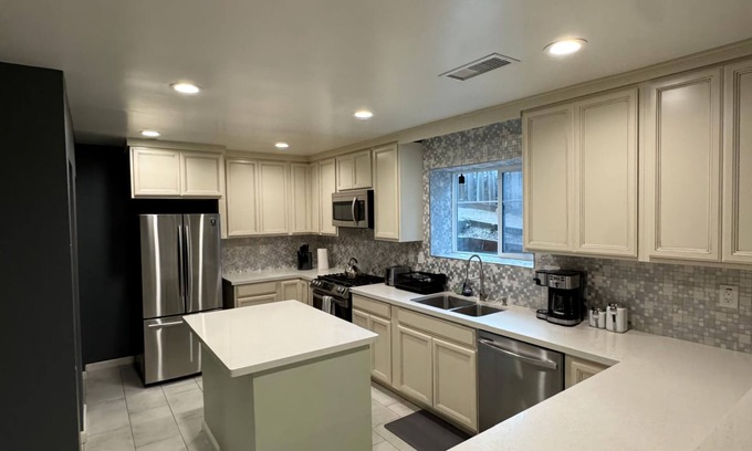 Crockett Apartment | Remodeled Apartment in Crockett! Great for 4