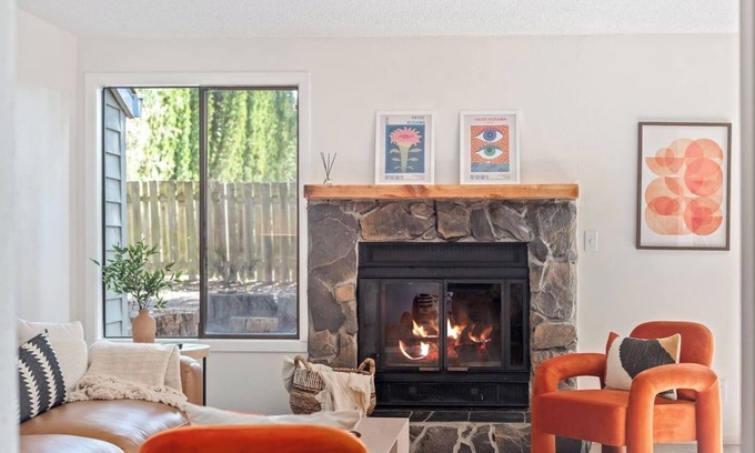 Oak Hills House | Remodeled! Beaverton 2BR/2BA Fenced Backyard Extended Stays