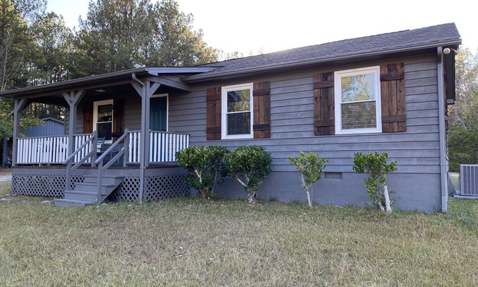 Elberton House | Remodeled cabin - minutes from boat ramps & lake fishing!