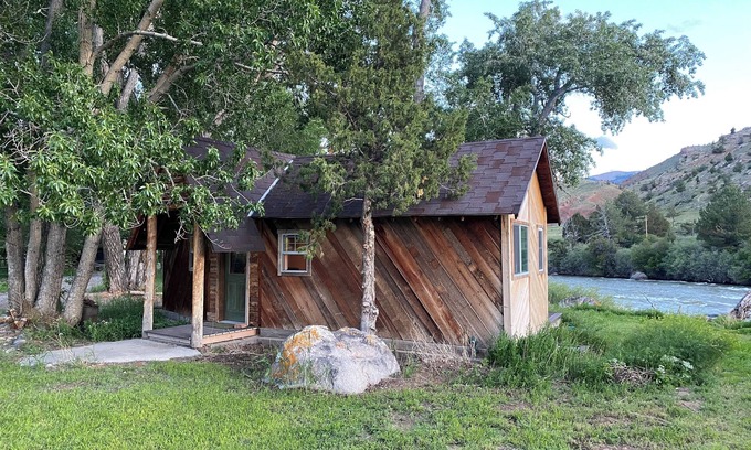 Dubois Cabin | Remodeled Cabin on 40 private acres of Wind River frontage with R/V hookup.n
