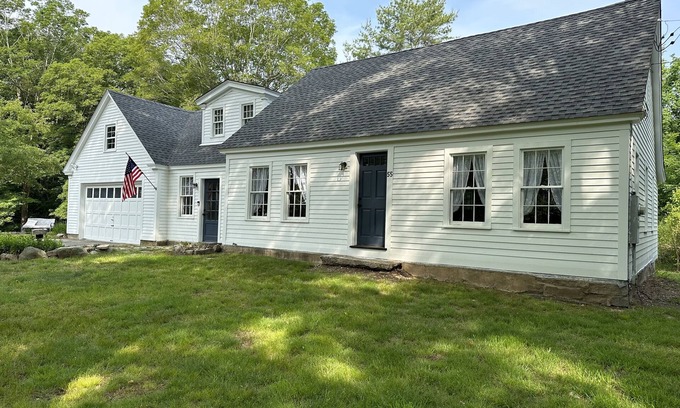 Old Mystic House | Remodeled Charming Cape. 5 mins from Olde Mistick Village, Seaport, and downtown