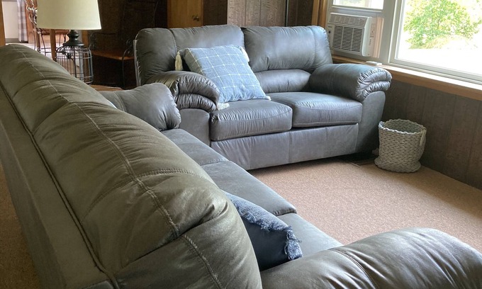 Bedford Cottage | Remodeled cottage beside Dunnings Creek, minutes from Rt 30, I-99 & PA Turnpike