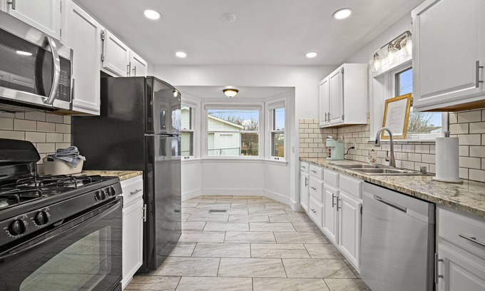 Milwaukee House | Remodeled Cottage Charmer - 10 min. to DownTown!