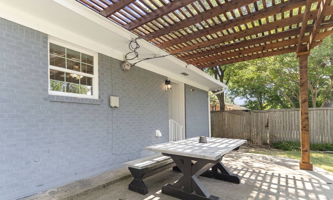 Dallas House | Remodeled COZY 3-Bedroom Home with SPACIOUS Outdoor Patio