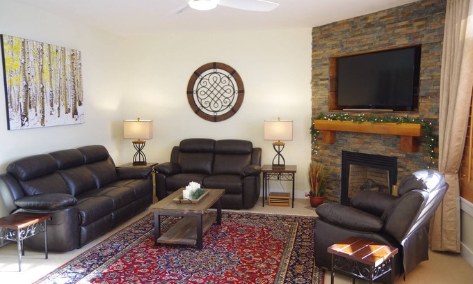 Bear Hollow Village House | Remodeled Cozy 4 BR, 3.5 BA + Den