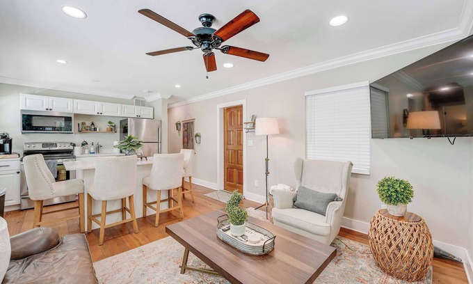 Sunshine Park Apartment | Remodeled Downtown Apartment #1