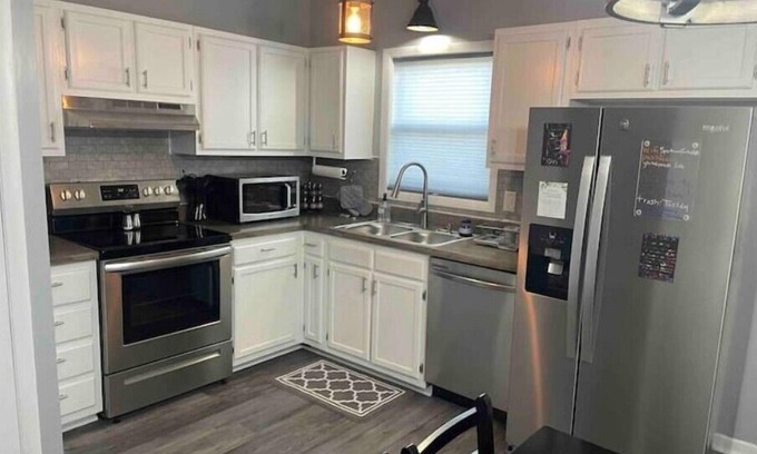 Holden Farms House | Remodeled duplex near coliseum