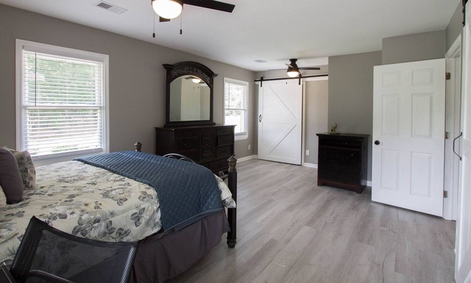 New Castle House | Remodeled family home, 5 minutes away from the park!