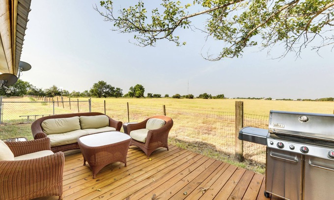 Coupland House | Remodeled Farmhouse on 18 Acres: 8 Mi to Elgin!